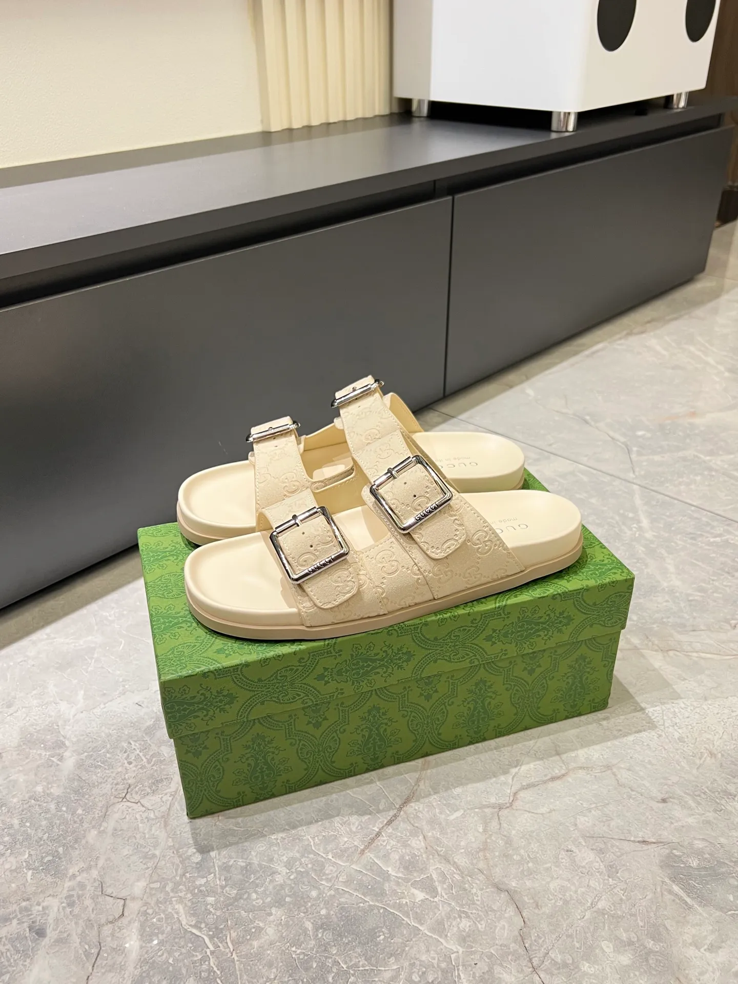 Men's Men's Shoes 💰p320 "GUCC＊" These slippers are made of GG polyester and feature a Gucci label on the front, adding a bold logo feel to the style. "Gucci Made in Italy" stamped label Rubber sole. Size 38-44